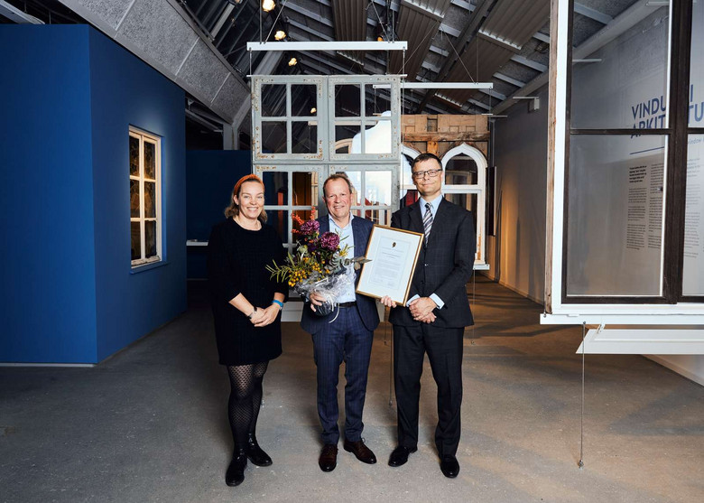 Claus Juul Nielsen modtager Bygningskomponentprisen 2021 af forperson i VELUX FONDEN Lykke Kann Ogstrup Lunde og bestyrelsesformand i Villum Fonden Jens Kann Rasmussen, begge efterkommere af opfinder og entreprenør Villum Kann Rasmussen.